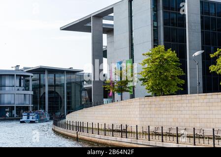 Berlin, Allemagne - 27 juillet 2019 : Marie Elisabeth Luders House les bâtiments d'architecture moderne est un complexe gouvernemental de la Spree River Banque D'Images