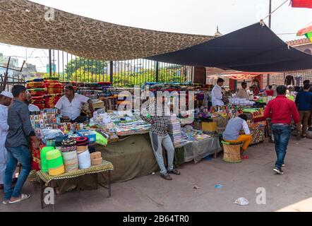 Delhi/Inde - 11 octobre 2019. Vendeurs et acheteurs d'articles divers au bazar Meena devant Jama Masjid. Banque D'Images