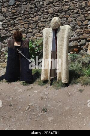 Des bergers géorgiens sont exposés au Complexe du château d'Ananuri, en Géorgie Banque D'Images