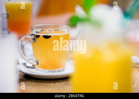 Thé avec buckthorn de mer et miel sur fond de café Banque D'Images