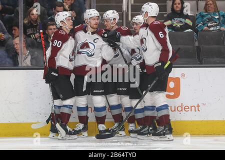 Les membres de l'Avalanche du Colorado célèbrent en suivant un objectif contre les requins de San José lors d'un match de la LNH, dimanche 8 mars 2020, à San Jose, Californie, États-Unis. (Photo par IOS/Espa-Images) Banque D'Images