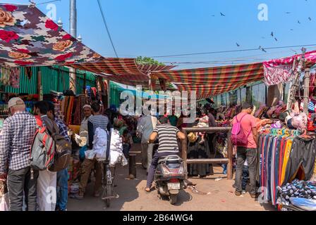 Delhi/Inde - 11 octobre 2019. Vendeurs et acheteurs d'articles divers au bazar Meena devant Jama Masjid. Banque D'Images