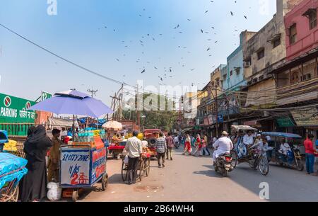 Delhi/Inde - 11 octobre 2019. Vendeurs et acheteurs d'articles divers au bazar Meena devant Jama Masjid. Banque D'Images