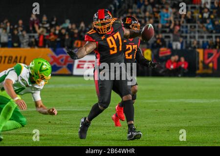 La Wildcats défensive attaquez Reggie Howard (97) bloque Tampa Bay Vipers quarterback Taylor Cornelius (4) tout en courant le ballon pendant un match de football XFL, dimanche 8 mars 2020, à Carson, Californie, États-Unis. (Photo par IOS/Espa-Images) Banque D'Images