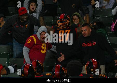 La Wildcats défensive attaquez Reggie Howard (97) célèbre avec les fans après avoir marqué un Touchdown lors d'un match de football XFL contre les Tampa Bay Vipers, dimanche 8 mars 2020, à Carson, Californie, États-Unis. (Photo par IOS/Espa-Images) Banque D'Images