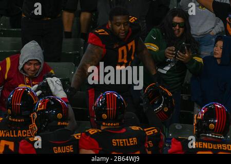 La Wildcats défensive attaquez Reggie Howard (97) célèbre avec les fans après avoir marqué un Touchdown lors d'un match de football XFL contre les Tampa Bay Vipers, dimanche 8 mars 2020, à Carson, Californie, États-Unis. (Photo par IOS/Espa-Images) Banque D'Images