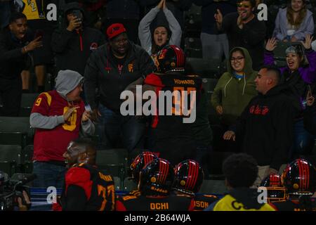 La Wildcats défensive attaquez Reggie Howard (97) célèbre avec les fans après avoir marqué un Touchdown lors d'un match de football XFL contre les Tampa Bay Vipers, dimanche 8 mars 2020, à Carson, Californie, États-Unis. (Photo par IOS/Espa-Images) Banque D'Images