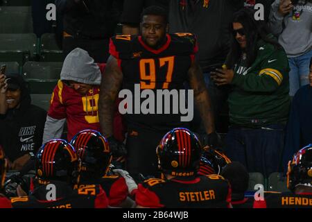 La Wildcats défensive attaquez Reggie Howard (97) célèbre avec les fans après avoir marqué un Touchdown lors d'un match de football XFL contre les Tampa Bay Vipers, dimanche 8 mars 2020, à Carson, Californie, États-Unis. (Photo par IOS/Espa-Images) Banque D'Images