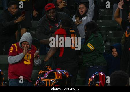 La Wildcats défensive attaquez Reggie Howard (97) célèbre avec les fans après avoir marqué un Touchdown lors d'un match de football XFL contre les Tampa Bay Vipers, dimanche 8 mars 2020, à Carson, Californie, États-Unis. (Photo par IOS/Espa-Images) Banque D'Images