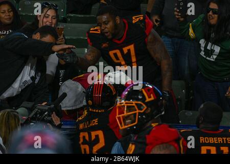 La Wildcats défensive attaquez Reggie Howard (97) célèbre avec les fans après avoir marqué un Touchdown lors d'un match de football XFL contre les Tampa Bay Vipers, dimanche 8 mars 2020, à Carson, Californie, États-Unis. (Photo par IOS/Espa-Images) Banque D'Images