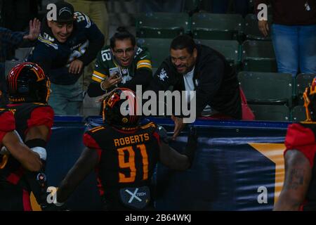 La Wildcats défensive attaquez Boogie Roberts (91) célèbre avec des fans et des spectateurs après avoir lancé le ballon pour un Touchdown lors d'un match de football XFL contre les Tampa Bay Vipers, dimanche 8 mars 2020, à Carson, Californie, États-Unis. (Photo par IOS/Espa-Images) Banque D'Images