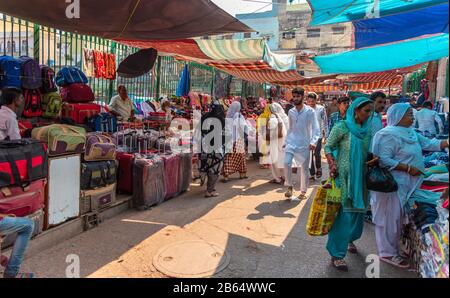 Delhi/Inde - 11 octobre 2019. Vendeurs et acheteurs d'articles divers au bazar Meena devant Jama Masjid. Banque D'Images