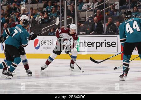 Colorado Avalanche aile gauche Gabriel Landeskog (92) débarque de San Jose Sharks defenseman Marc-Edouard Vlasic (44) pendant un match NHL, dimanche 8 mars 2020, à San Jose, Californie, États-Unis. (Photo par IOS/Espa-Images) Banque D'Images