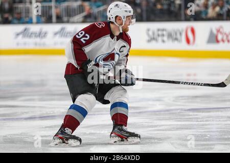 Colorado Avalanche aile gauche Gabriel Landeskog (92) dérape lors d'un match de la LNH contre les requins de San José, dimanche 8 mars 2020, à San Jose, Californie, États-Unis. (Photo par IOS/Espa-Images) Banque D'Images