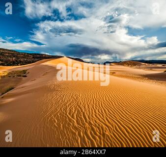 Les ondulations du vent à dunes, coucher de soleil, Coral Pink Sand Dunes State Park, Utah, USA Banque D'Images