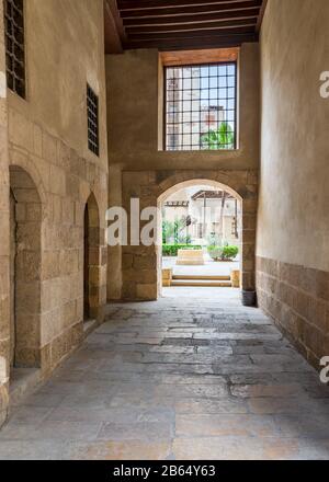 Le passage en briques de pierre menant à la cour de la maison historique Beit El Sehemy située dans la rue Moez, quartier de Gamalia, le Caire, Egypte Banque D'Images