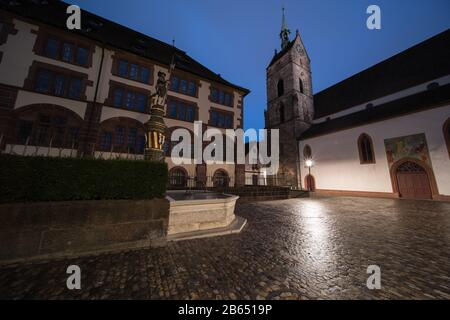 les allées de la vieille ville de bâle suisse la nuit. Banque D'Images