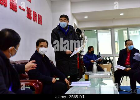 (200310) -- TAIYUAN, 10 mars 2020 (Xinhua) -- Wu Lingyun (3ème L) discute du scénario avec ses collègues du centre de recherche de Jin Opera art à Taiyuan, dans la province de Shanxi, en Chine du nord, 9 mars 2020. En raison des risques épidémiques de COVID-19, les représentations théâtrales sont suspendues. Wu Lingyun déplace sa scène de Jin Opera pour vivre la plate-forme de streaming avec ses parents et sa femme, qui sont tous des artistes célèbres de Jin Opera. L'opéra Jin est une forme d'art traditionnelle originaire de la province de Shanxi au début de la dynastie Qing (1644-1911), dont le style de chant est plein d'énergie. (Xinhua/Ca Banque D'Images