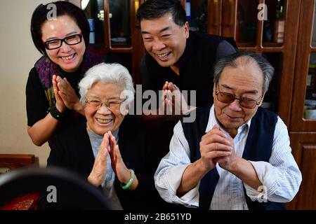 (200310) -- TAIYUAN, 10 mars 2020 (Xinhua) -- Wu Lingyun (2ème R) et sa famille saluent le public après avoir exécuté Jin Opera par le biais de flux en direct à Taiyuan, dans la province de Shanxi en Chine du nord, 6 mars 2020. En raison des risques épidémiques de COVID-19, les représentations théâtrales sont suspendues. Wu Lingyun déplace sa scène de Jin Opera pour vivre la plate-forme de streaming avec ses parents et sa femme, qui sont tous des artistes célèbres de Jin Opera. L'opéra Jin est une forme d'art traditionnelle originaire de la province de Shanxi au début de la dynastie Qing (1644-1911), dont le style de chant est plein d'énergie. (Xinhu Banque D'Images