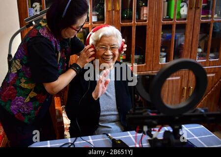 (200310) -- TAIYUAN, 10 mars 2020 (Xinhua) -- Yan Huizhen(R), la mère de Wu Lingyun, accueille le public en direct à Taiyuan, dans la province de Shanxi en Chine du nord, 6 mars 2020. En raison des risques épidémiques de COVID-19, les représentations théâtrales sont suspendues. Wu Lingyun déplace sa scène de Jin Opera pour vivre la plate-forme de streaming avec ses parents et sa femme, qui sont tous des artistes célèbres de Jin Opera. L'opéra Jin est une forme d'art traditionnelle originaire de la province de Shanxi au début de la dynastie Qing (1644-1911), dont le style de chant est plein d'énergie. (Xinhua/Cao Yang) Banque D'Images