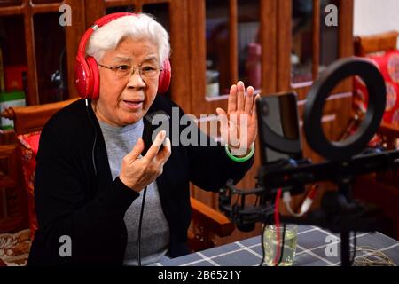 (200310) -- TAIYUAN, 10 mars 2020 (Xinhua) -- Yan Huizhen, la mère de Wu Lingyun, exécute Jin Opera à travers le courant en direct à Taiyuan, dans la province de Shanxi en Chine du nord, 6 mars 2020. En raison des risques épidémiques de COVID-19, les représentations théâtrales sont suspendues. Wu Lingyun déplace sa scène de Jin Opera pour vivre la plate-forme de streaming avec ses parents et sa femme, qui sont tous des artistes célèbres de Jin Opera. L'opéra Jin est une forme d'art traditionnelle originaire de la province de Shanxi au début de la dynastie Qing (1644-1911), dont le style de chant est plein d'énergie. (Xinhua/Cao Yang) Banque D'Images