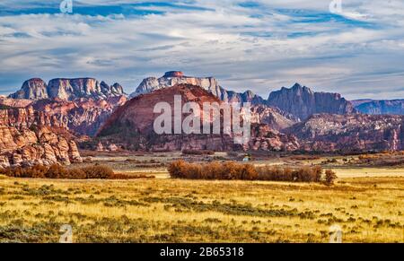 Cave Valley, Tabernacle Dome, Plateau Inférieur De Kolob, Temple Ouest Et Mont Kinesava En Dist, Vue De Kolob Terrace Road, Zion National Park, Utah, États-Unis Banque D'Images