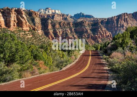 À l'ouest et le Mont du Temple en Kinesava, distance de vue Terrasse Kolob Road, Zion National Park, Utah, USA Banque D'Images