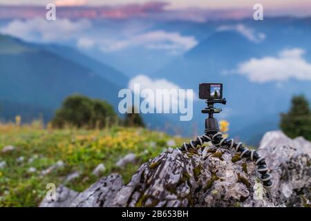 Caméra embarquée avec mât selfie sur le sommet de la montagne Banque D'Images