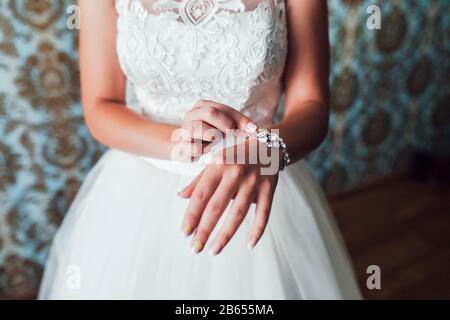 Bracelet bijoutier sur la main de la mariée Banque D'Images