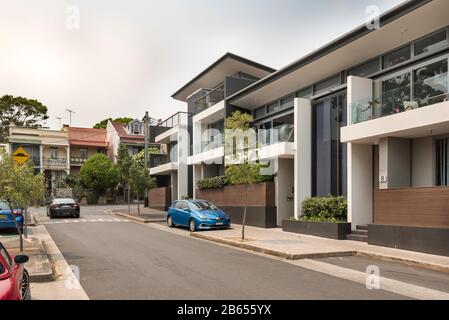 Appartements modernes de faible hauteur à Glebe, Sydney, Australie, contrairement aux maisons de la terrasse de la Fédération à proximité du début des années 1900 Banque D'Images