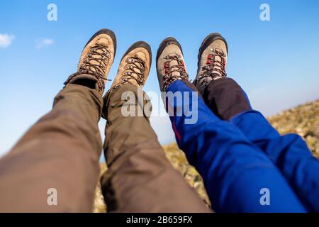 Deux randonneurs qui mettent leurs pieds vers le haut et prennent un repos Banque D'Images