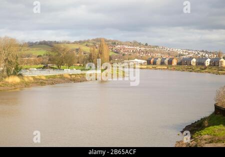 Utilisation de la rivière à un niveau élevé après de fortes pluies, Newport, Pays de Galles du Sud, Royaume-Uni - près de la décharge bankfull Banque D'Images