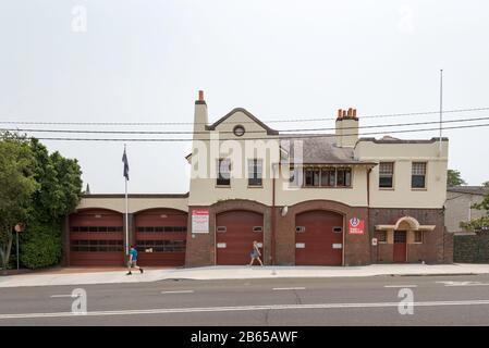 La caserne de pompiers Glebe, construite en 1905, de style Fédération des arts et de l'artisanat, a été conçue par Walter Liberty Vernon, architecte du gouvernement de Nouvelle-Galles du Sud. Banque D'Images