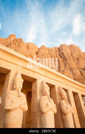 Rangée de statues du dieu égyptien du monde sous-jacent Osiris sculpté dans les falaises de Deir el-Behari au temple de Hatshepsut en Cisjordanie, Louxor, Egypte Banque D'Images
