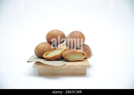 En-cas traditionnels coréens, beignets De boules De riz Gluant avec garnitures de patates douces sur un bol noir Banque D'Images