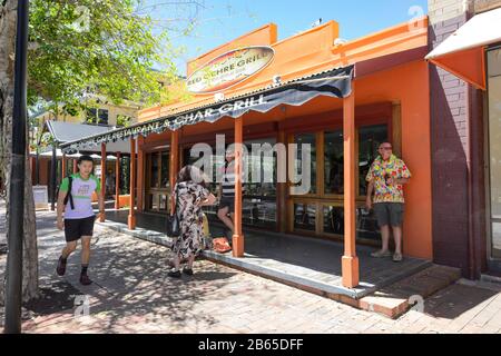 Les gens qui se trouvent à l'extérieur du Red Ocher Grill, dans le populaire Todd Mall, Alice Springs, territoire du Nord, territoire du Nord, territoire du Nord, Australie Banque D'Images