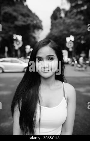 Jeune femme de tourisme asiatique belle contre vue sur les rues de la ville Banque D'Images