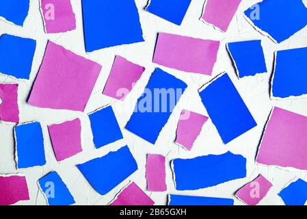 Morceaux de papier bleu et violet. Arrière-plan de couleur abstraite. Papier déchiré sur fond blanc Banque D'Images