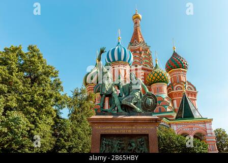 Cathédrale Saint-Basile et monument à Minin et Pozharsky sur la place Rouge à Moscou, Russie Banque D'Images