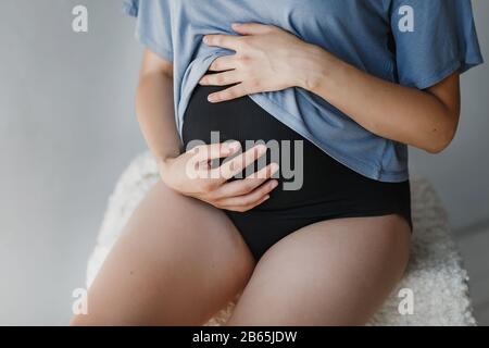 Close-up of méconnaissable femme enceinte avec les mains sur le ventre Banque D'Images