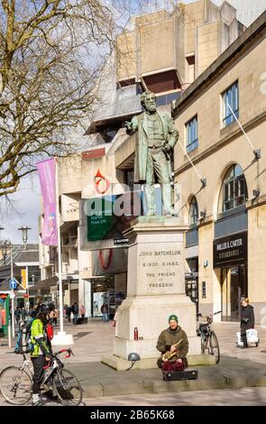 Statue de John Batchelor 1820-1883, homme d'affaires et politicien victorien, ami de la liberté, Cardiff, Pays de Galles du Sud, Royaume-Uni Banque D'Images