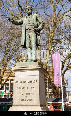 Statue de John Batchelor 1820-1883, homme d'affaires et politicien victorien, ami de la liberté, Cardiff, Pays de Galles du Sud, Royaume-Uni Banque D'Images