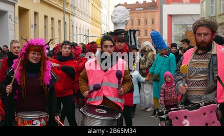 Groupe d'action batteur Rythmes de La Résistance danse rue, Carnaval Masopust masques de célébration parade Tsiganes Tsiganes, protestation contre l'extrême Banque D'Images