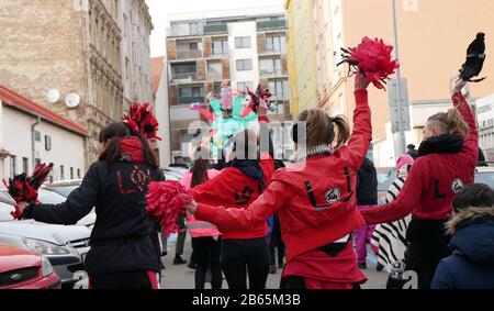 Mouvement costume de meneur Bonne nuit logo de la fierté blanche signe symbole action groupe percutant Rythmes de Résistance danse rue musique, anti-fasciste Banque D'Images