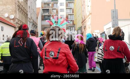 Mouvement costume de meneur Bonne nuit logo de la fierté blanche signe symbole action groupe percutant Rythmes de Résistance danse rue musique, anti-fasciste Banque D'Images