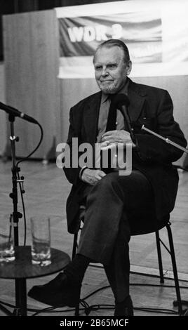 L'écrivain polonais Czeslaw Milosz était invité de la WDR 3. En 1980, il a reçu le prix Nobel de littérature. Banque D'Images