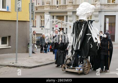 Sombre remaper scythe head dance music Street, Carnival Masopust Celebration masques parade Tsiganes Tsiganes, groupe d'action percutant Rythmes de Résistance Banque D'Images