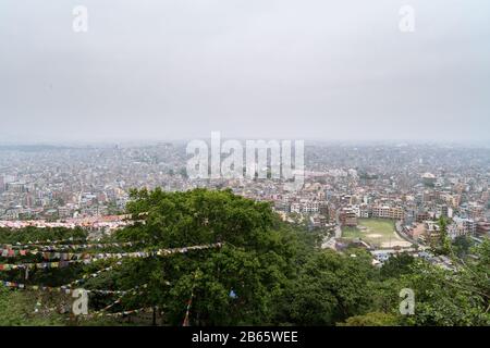 Vue panoramique sur Katmandou depuis le temple de Swayambhunath. Népal. Banque D'Images