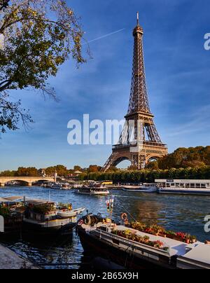 Tour Eiffel et quai, Seine avec barges Banque D'Images