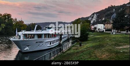 Le ferry de croisière Botticelli le long de la Seine au lever du soleil dans la ville des Andelys , sur la Seine Banque D'Images